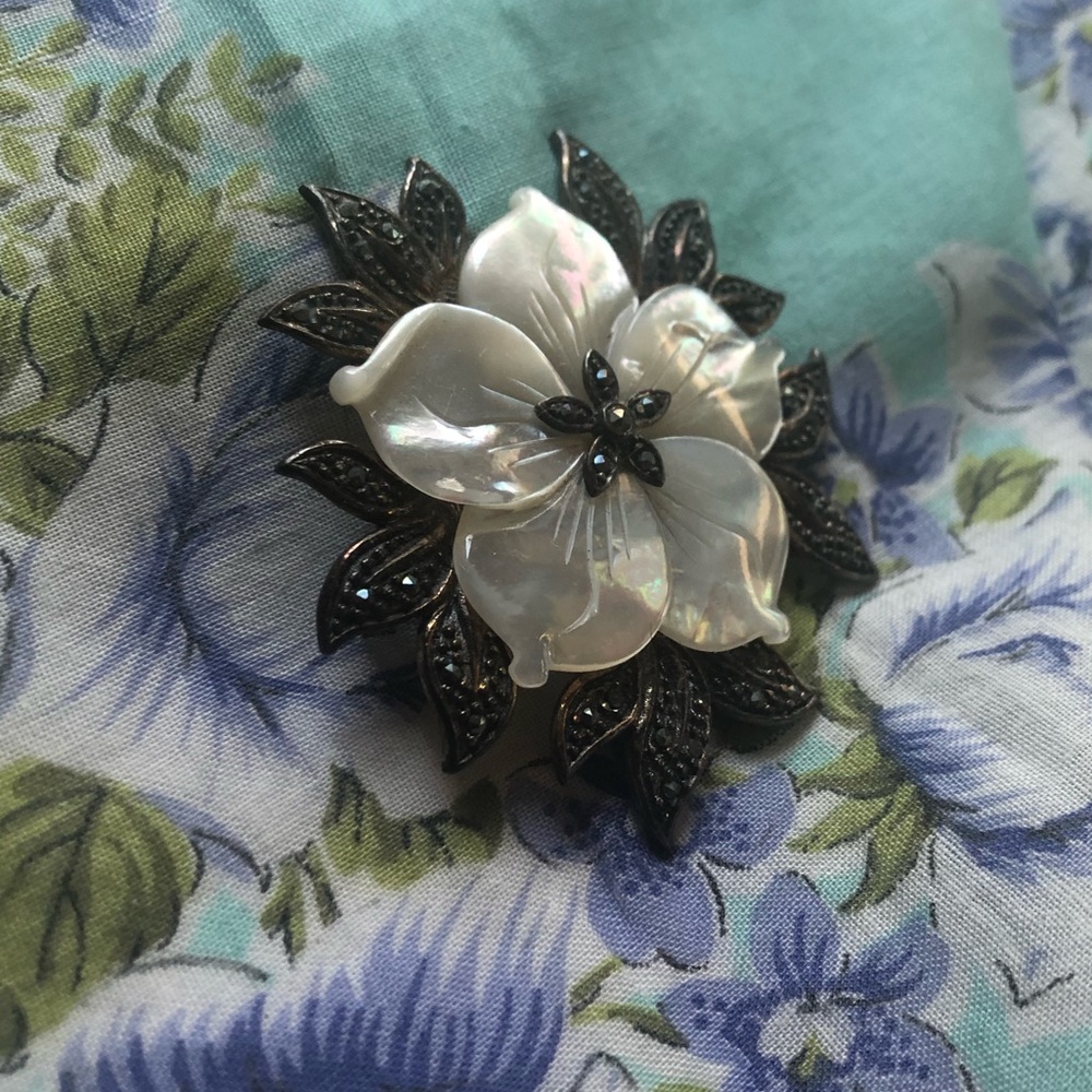 Lovely flower brooch in silver.